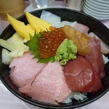 新鮮で美味しい海鮮丼