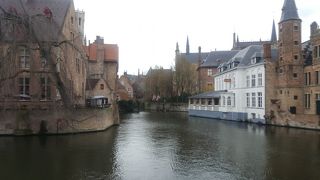 歴史的建造物と運河の見事な調和