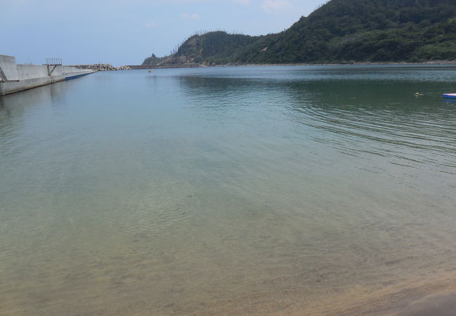 波も穏やかで海底が見えるほど透明度の高い澄み切った海と白砂がとてもきれいな海水浴場です！