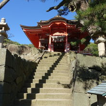 神の宮は小高い所にある