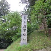 鮮やかな漆塗りに彩られた神社