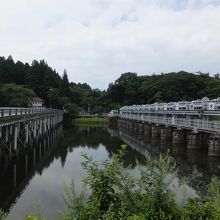 左が道路橋。右が水門。