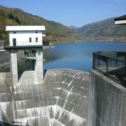 堤頂から見る紅葉し始めた山々の景色は素晴らしかった