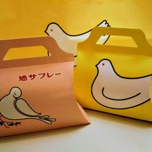 ピンクと黄色のパッケージ、どちらも中身は同じ「鳩サブレー」