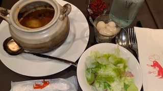 昭和レトロなお店です。料理は良いですがトイレが臭います。建物が古いのが気になります。