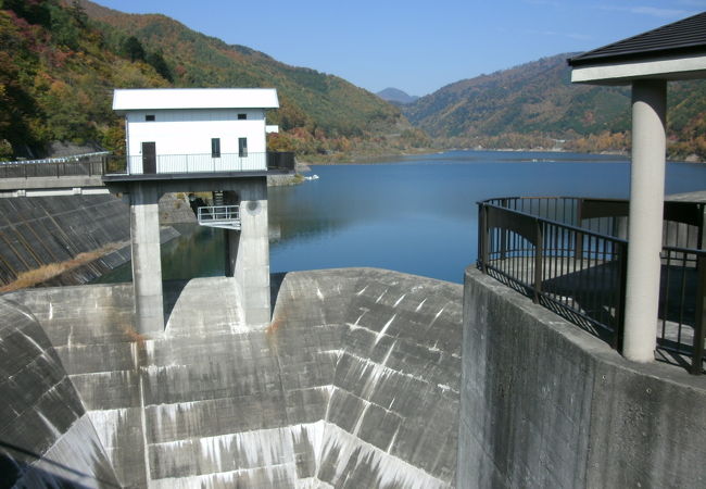 堤頂から見る紅葉し始めた山々の景色は素晴らしかった