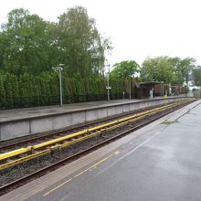 多くの駅が地上にあります。