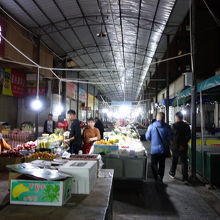 脇道には地元の人向けの八百屋さんがずらり