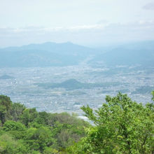 眼下に大和三山の畝傍山が見える