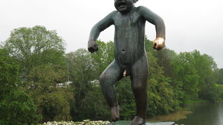 広大な敷地内に設置された彫刻達がみごと。