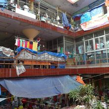 衣料品や生活用品を売っているところ。ゴミだらけw