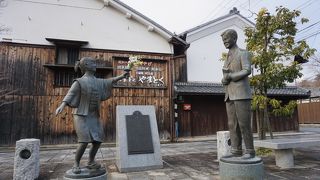 小さな花束を渡す少女