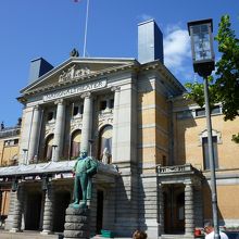 NATIONL THEATERと大きく書かれています