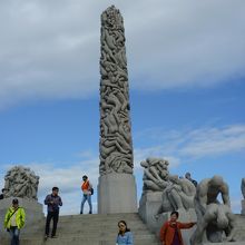 男女１２０人が積み重なった「モノリッケン」