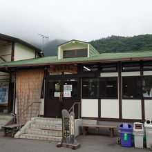 直売所。建物は古い