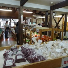 直売所の内部。広くないが野菜類が安い