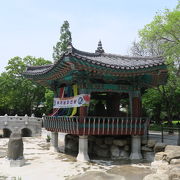 韓式家屋がある綺麗な公園