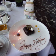 バースデーケーキです。これはお店からのサービス。