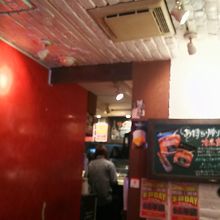 赤い壁が印象的な店内！