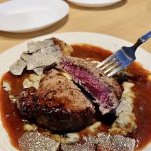 牛フィレ肉とフォアグラ！トリフソース。