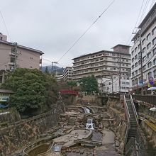 橋から温泉街や親水公園が見える