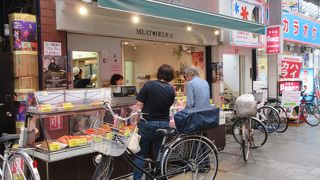 精肉店が惣菜を売っています