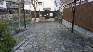 ごつごつした石畳