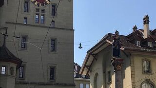 トラムが潜ります