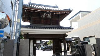 商店街のアーケードの先には…‥