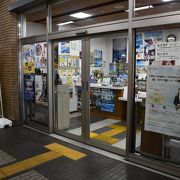 下関駅一階、東口と西口を結ぶ通路の中程にあります