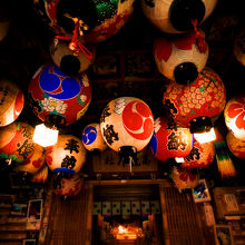 高龍神社本殿内の天井、奉納された提灯の数々が。