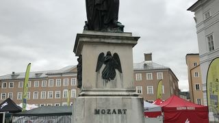 大きくて立派な像