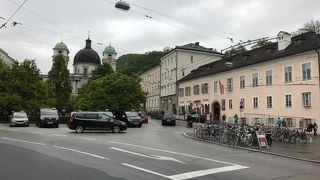 三位一体教会の前の広場