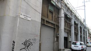 隣りに同じような高架橋があるところです