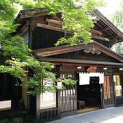 武家屋敷通りにある江戸時代の寺子屋を移築した雰囲気ある稲庭うどんのお店