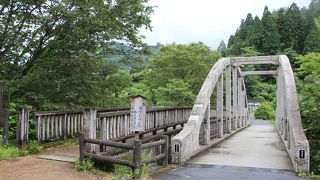 自動車はコンクリート造りの橋、人は木橋を渡る