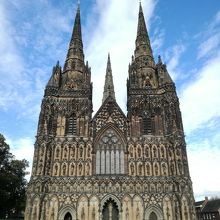 圧倒的存在感の西側ファサード