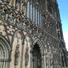 ある意味、凄まじい彫刻の嵐