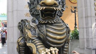 高層ビルが建ち並ぶ香港の市街地にある道教の寺院です。