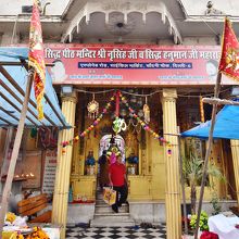 ちょっとしたスペースにもヒンドゥー寺院。