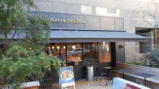 洒落たオープンなカフェ