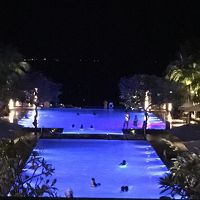 はじめてのナイトプールは泳いでいて楽しかったです