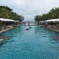 海の眺めもよいプール