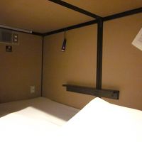 ゆったりとした箱型カプセルとベッド～