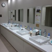 共用洗面台には各アメニティーが揃ってます