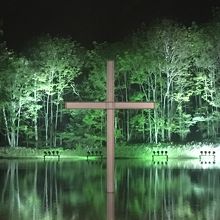 水面に立つ十字架