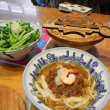 麺は剣獅子のフタ付きで供されます。可愛い。
