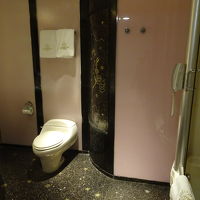 ジャグジ―付きのバスルーム、床のタイルもゴージャス