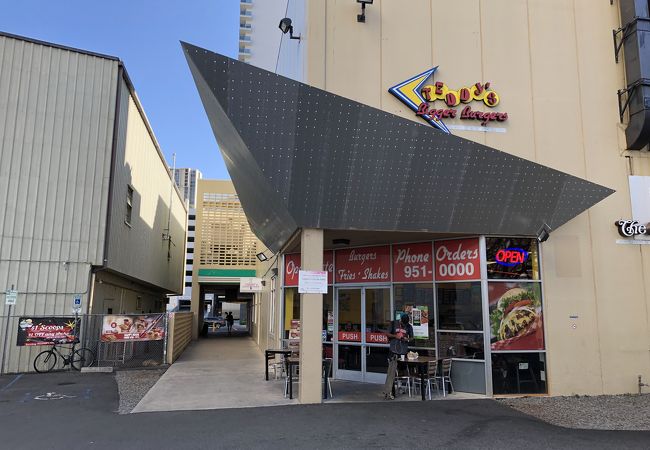 テディーズ ビガー バーガー カピオラニ店 クチコミ アクセス 営業時間 ホノルル フォートラベル