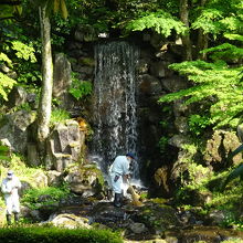 自然の滝のようです